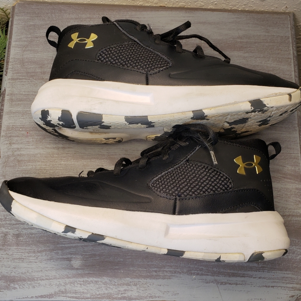 Under Armour Youth Black and Gold Athletic Shoes Size 7Y (B3)